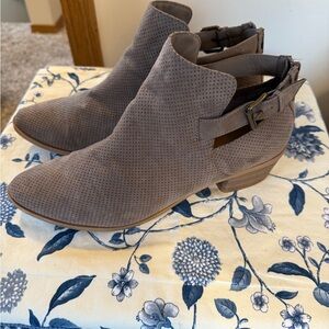 DV Dulce Vita Ankle Boots Womens Size 11 Light Brown Low Heel Buckle Bootie